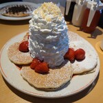 Eggsn Things - ストロベリーホイップクリームとマカデミアナッツパンケーキ