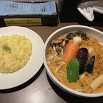 SOUP CURRY KING - チキン野菜カレー
      辛さ10
      ライス普通盛り