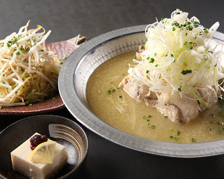 鳥一代 - 参鶏湯（赤・白）日本人向け用に考案したコラーゲンとヒアルロン酸たっぷりスープ。