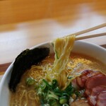 らぁめん はち麺 - 細めな縮れ麺