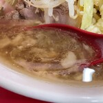 ラーメン二郎 - スープ(アブラマシにしたら液体油が凄いことに)