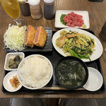 わ楽 - ハーフ&ハーフ定食(880円)+マグロ中落ち(500円)