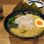 Yokohamaiekeiramem menya kagerou - 濃厚とんこつ醤油ラーメン　750円