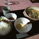 Makino Kougen Onsen Sarasa - さらさボタン鍋定食を食す。肉はたっぷりで味付けくどくなく猪肉の味が堪能出来る。しかし臭みもなく美味い。これで1500円はコスパ抜群。ツレが食べてた鍋焼きうどんなどのありきたりのものまで美味かった。