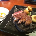 肉酒場ＢＵＺＺ - 2400円のサーロインランチを注文。陶板焼き和牛を売りにしている感じ。肉は甘みもよく、油分も無駄になく、赤身の味もしっかりしていて美味い。しかしながら分量と肉質は値段相応で特にコスパは良く感じられなかった。