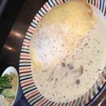 オムライスケンゾウ - ホワイトソースのオムライス