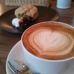 cafe dwarf - カプチーノ、全粒粉のスコーン(チョコ)