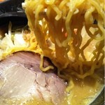 北海道らーめん奥原流 久楽 - 白味噌ラーメン（麺アップ）