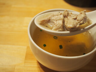 Gyouza hohei - 鶏と生姜のスープ