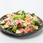 くずし玉子とあぐーベーコンのシーザーサラダ