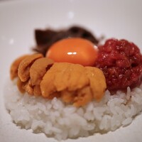 焼肉うしごろ 銀座並木通り店 - ユッケと生雲丹、ヤンニャムのTKG