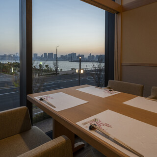東京湾を眼下に望む窓際の半個室ございます。