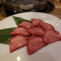 焼肉 それいけ精香園 - 厚切りのタン