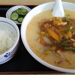 大衆食堂すずめ - とんこつスタミナラーメンには半ライスが欠かせません。