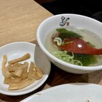 れんげ食堂 Toshu - ワカメスープと割り干し大根の漬物。