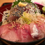 鱗介領 信海 食事処 - おまかせ海鮮丼 1100円。