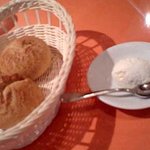 トラットリア タンタボッカ - パンと燻製バター