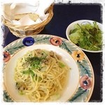 La Manina - 午前中の講演が終わり、少し遅めのランチ。ももち浜のTNCの中にあるLa Maninaへ。
                      スパゲティより50円アップで、生パスタを選びました。
                      
                      オイルソースで、アサリのパスタでした。
                      生なので、もちもちしていましたが、私的にはもう少し歯ごたえというか、コシがあってもイイかな……
                      殻無しなので、仕方ないけど、アサリの味もイマイチ…お店は静かで良いのですが〜以前の方が美味しかったかも？？
                      
                      サラダ、