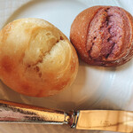 マダム・トキ - パン　右側はワインのパン