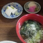 さすけ食堂 - カジメ汁、冷やっこ、お新香