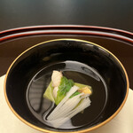 錦水 - ゴチになります特別コース２５０００円（推定）。新緑豆腐と眼張炙りの清汁。出汁の風味は柔らかく、味付けも控えめで、タネの旨味を引き出しています（╹◡╹）