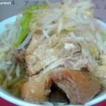 ラーメン二郎 - 小豚入り 「ヤサイニンニクカラメ」(800円) 2013/02