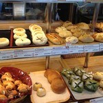 Natural Bread Bakery - パン陳列