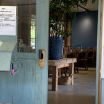 スープカレーなっぱ - 待合室から見える席には誰もいない、案内後、広い店内を見るとカウンターに3人、待合から見えない場所のテーブル席に2人…のみでした。ガラーン…