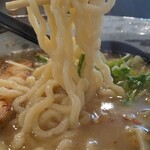 麺屋 すがぞう - 丸く縮れた中太麺