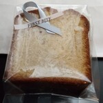 FIRST BITE - バニラのパウンドケーキ　３２０円（税別）