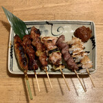 Sumibi Yakitori Kushi Hacchin - やげん軟骨 ¥180、すなぎも ¥140、ねぎま ¥160、カシラ ¥150、鶏レバー ¥130、つくね ¥220