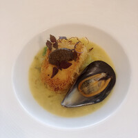 クイーン・アリス 横浜店 - カダイフを纏った真鯛のポワレ・タプナードソース・ムール貝と春キャベツを添えて