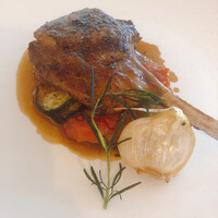 クイーン・アリス 横浜店 - 骨付き子羊肉のグリエ・プロヴァンス風