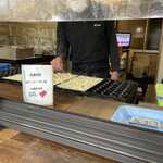 たこ焼まるちゃん - 寡黙な大将が鉄板上で格闘中！