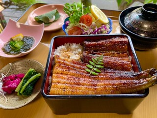 Matsuno Ya - 【ミニ鰻重定食】可愛らしいうなぎ重箱と肝吸、サラダ、小鉢、お新香、デザートまでついた女性向けの商品です。