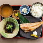 Stir-fried minced chicken set meal with open atka mackerel and long eggplant