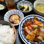 中国料理　大徳 - 酢豚定食　850円　マグロの山かけと、竹の子とワカメの煮物も付いている。