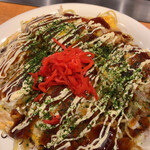 Hiroshima Fuu Okonomiyaki Tominoya - 出来上がり！お父さんがマヨどーする？紅生姜どーする？と聞いてくれます。