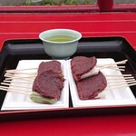 法多山名物だんご企業組合 - 厄除け団子(左が限定の茶だんご)