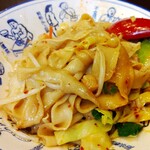 西安麺荘 秦唐記 - 麺がくっつきやすいので最初によく混ぜます。