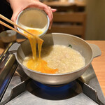 橙 - 雑炊の溶き卵投入。