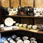 Wason Waraku Fuufuu Mura - 陶器や手作りのバッグなども売っていました