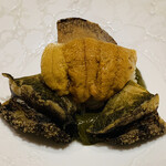 鮨 由う - ・蒸し黒鮑の肝ペースト和えと
      　北海道産エゾバフンウニの小丼
      　肝ペーストのシャリ和え