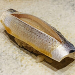 鮨 由う - ・小鰭