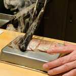 鮨 由う - ・長崎県対馬産のどぐろ 紅瞳 備長炭で焼付け中