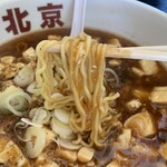 Chuuka Pekin - マーボラーメン、麺リフト