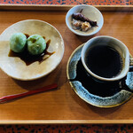 Shirofujino Chamise - 「ホット・コーヒー」450円税込み♫ & 「草もちの黒蜜がけ」400円税込み♫