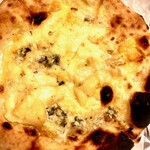 ヴィノテカ・メッシーナ - 別添えの蜂蜜たっぷりクアトロフォルマッジョ