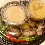 ヴィノテカ・メッシーナ - 自家製ベーコンと二種ドレッシングが美味すぎシーザーサラダ