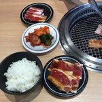 廻転レーン焼肉 いっとう - 2022/4再訪 焼肉 いっとう 牛カルビ\220x2 ご飯(中)\220x2 キムチ盛合せ\330